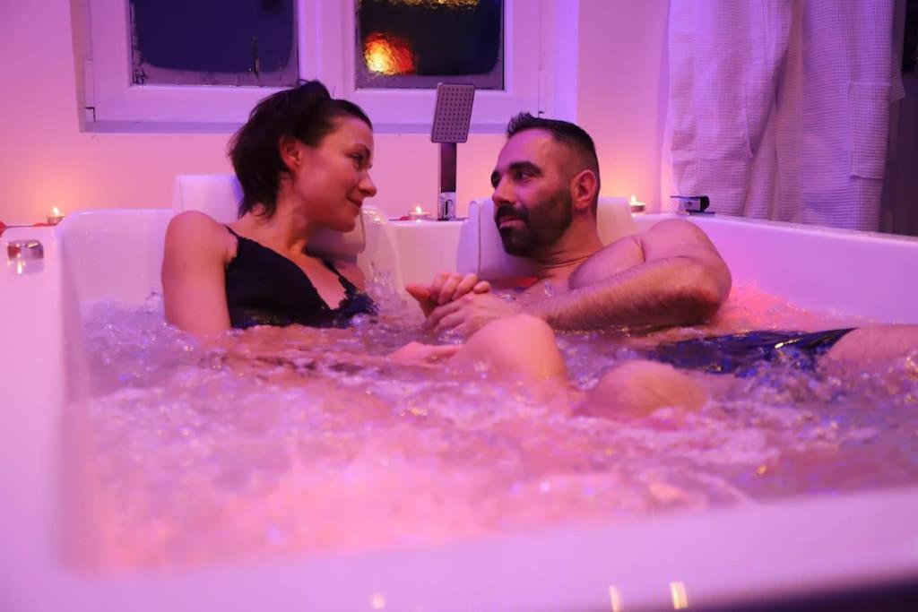 Love Room Unique - Sauna / Jacuzzi Charleville-Mezieres Bagian luar foto