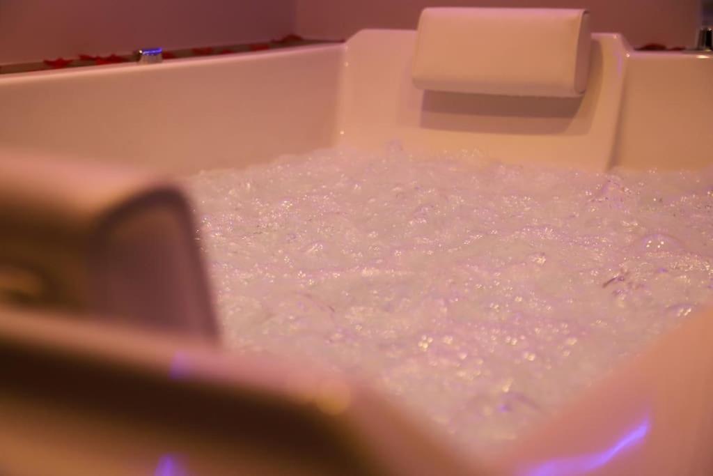 Love Room Unique - Sauna / Jacuzzi Charleville-Mezieres Bagian luar foto