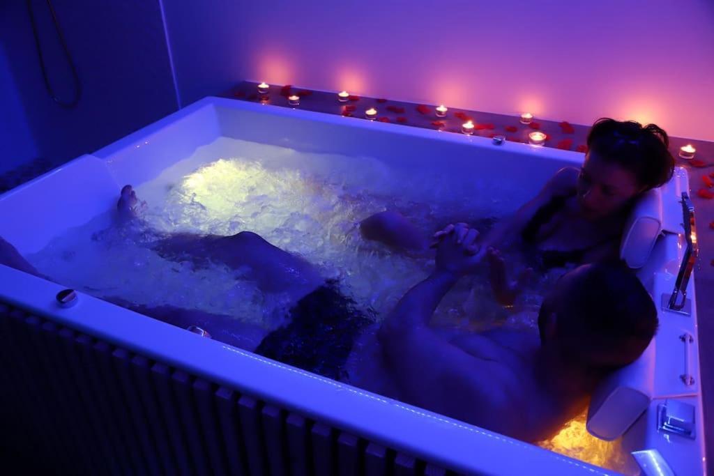 Love Room Unique - Sauna / Jacuzzi Charleville-Mezieres Bagian luar foto